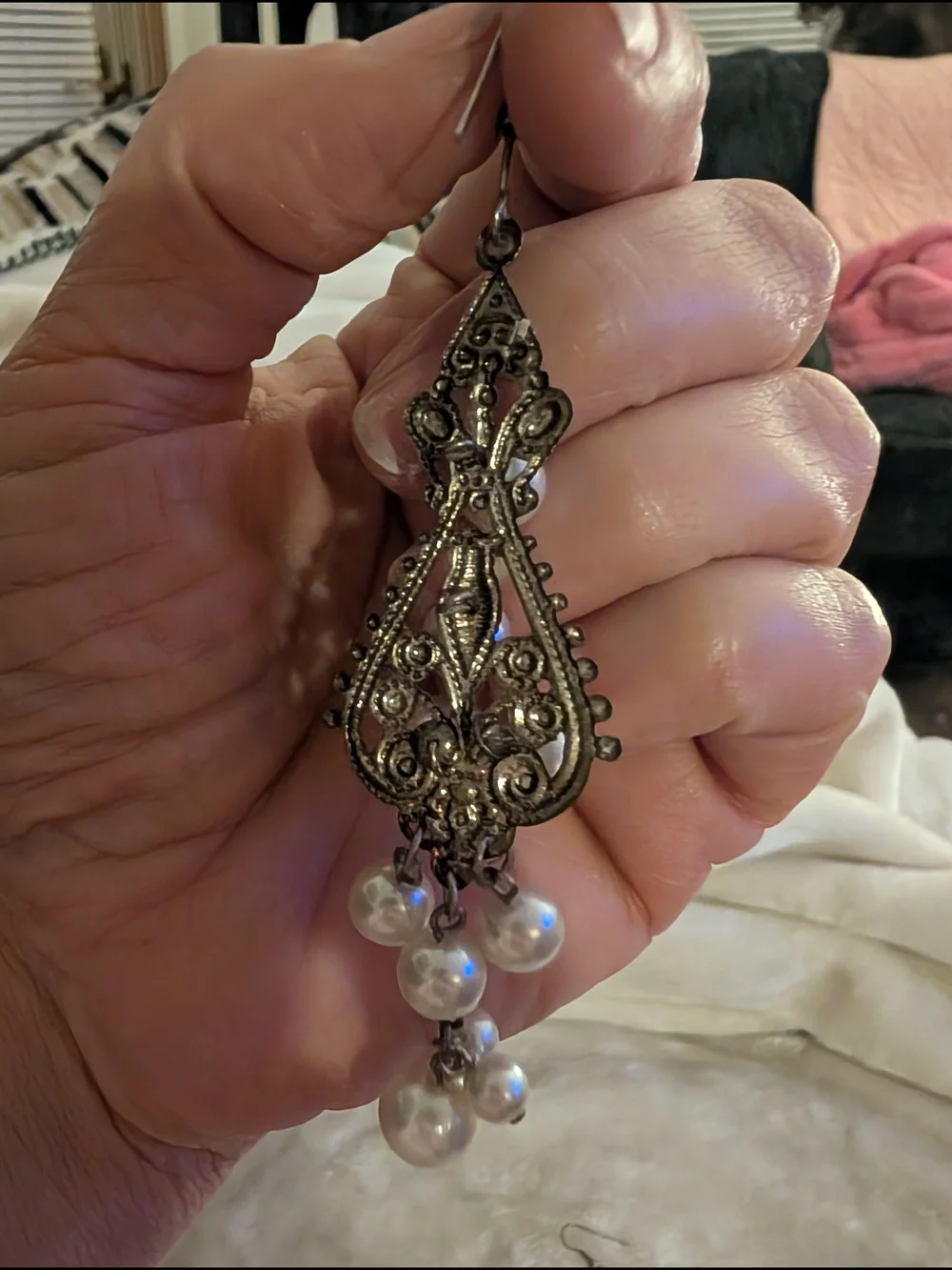 Elegant Pearl Dangle Earrings - Vintage-Style